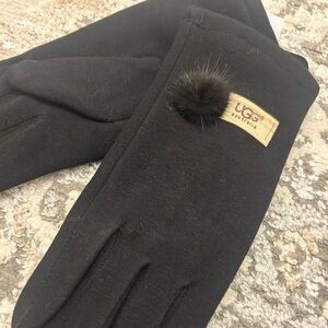 NWT  UGG gloves, velvety soft and stretchy touchscreen accessible